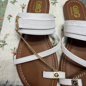 GBG Los Angeles White Sandals with Gold Chain